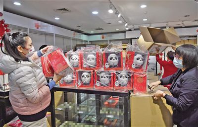 尔后，伴随着尔虞我诈的三国争霸乱局、屡次险境下的冲锋陷阵，关羽忠义仁勇的人性光辉逐渐在乱世纷争中凸显，走上了他成为;武圣的传奇英雄路